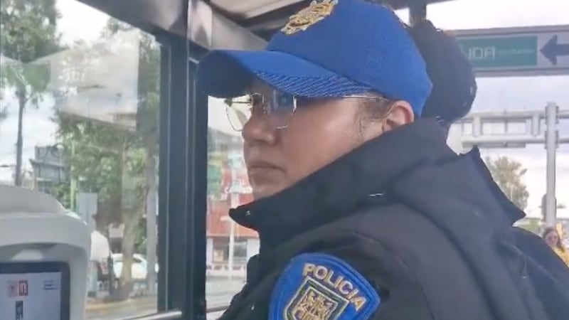 Joven denuncia discriminación en el Metrobús; la atacaron por su perrito de apoyo emocional