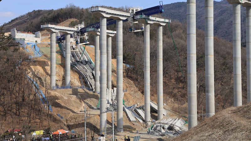 VIDEO: ¡Terrible! Se derrumba puente en Corea del Sur y deja 3 muertos