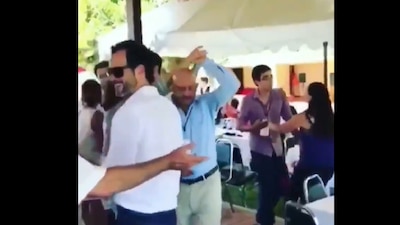 El exmandatario y su hijo mostraron cómo bailan las cumbias