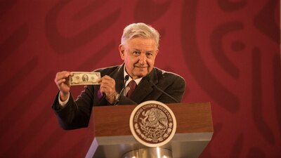 López Obrador mostró lo que guarda en su cartera