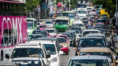 El tráfico es un dolor de cabeza constante para millones de capitalinos