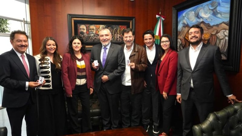 Dirigentes de Morena llegan al Senado; instalan módulo de afiliación