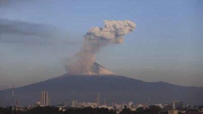 El volcán Popocatépetl lanzó una fumarola de 3 km este martes