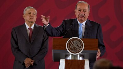 AMLO observa a Carlos Slim durante una conferencia de prensa desde Palacio Nacional