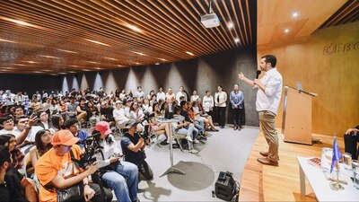 El candidato platicó con alumnos de la EBC, en Chiapas