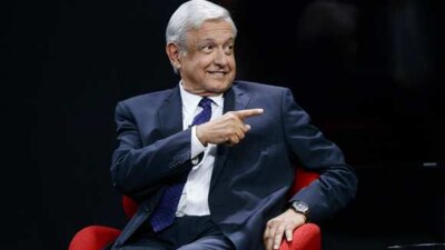 López Obrador se presentó ante 7 periodistas en Televisa