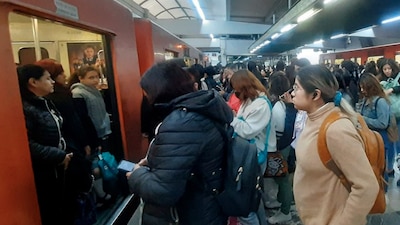 Personas se esperan hasta 20 minutos en los andenes para abordar un tren