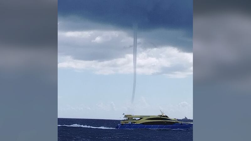 VIDEO: Captan tromba marina en Playa del Carmen; ¿qué tan peligrosa es?