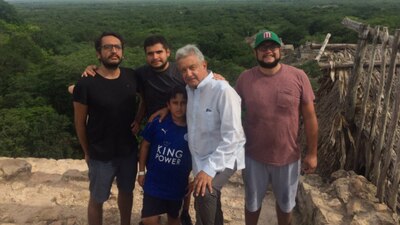 AMLO disfruta del verano en Ek Balam con sus hijos