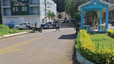 En un hotel, murieron tres personas, luego de un ataque contra un líder de un grupo delictivo