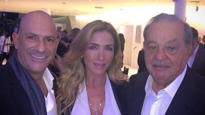 El productor Moro Kuri y Lorena Villalón junto a Carlos Slim en el Museo Soumaya