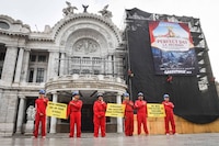 Greenpeace coloca mega manta en Bellas Artes contra megaproyecto en Mahahual, Quintana Roo
