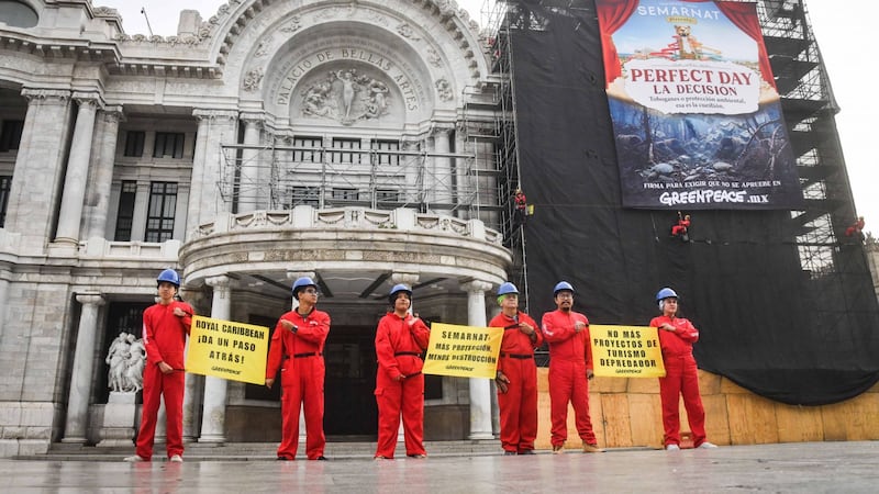 Greenpeace coloca mega manta en Bellas Artes contra megaproyecto en Mahahual, Quintana Roo