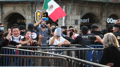 Integrantes de FRENAAA están en la plancha del Zócalo de la CDMX