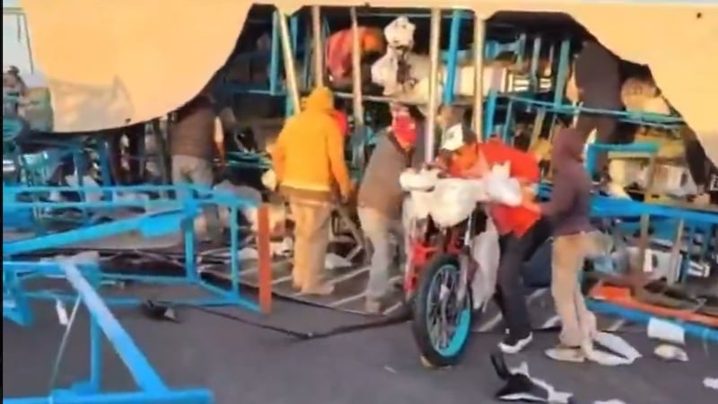 VIDEO: Accidente de tráiler acaba en rapiña de motos en el Edomex