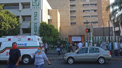 El IMSS de Jalisco es señalado por negarle una pensión de viudez a una persona por su preferencia sexual.