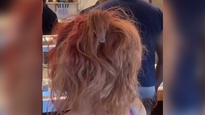 La mujer no se movía a pesar de que el ratón estaba sobre su cabeza