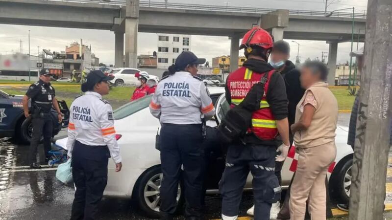 Policía del Edomex ayuda a mujer que entró en labor de parto a bordo de un taxi en Toluca