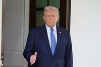 Donald Trump asegura que ‘le gustaría ser Papa’ en vísperas del Cónclave 2025