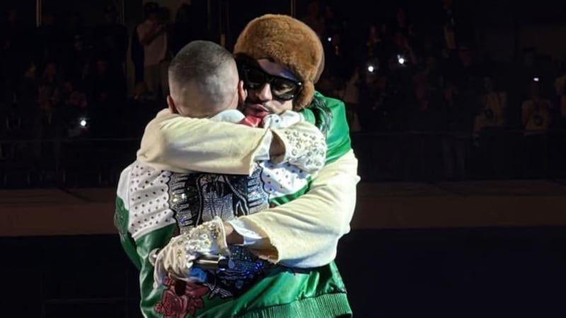 VIDEO: El emotivo momento en que Bad Bunny y J Balvin se reconcilian en México