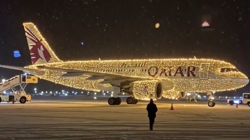 ¿IA o exceso de espíritu navideño? Aviones de Qatar se iluminan de forma especial