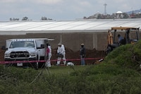 Hallan al menos 223 bolsas con restos humanos en fosa clandestina de Las Agujas, en Jalisco
