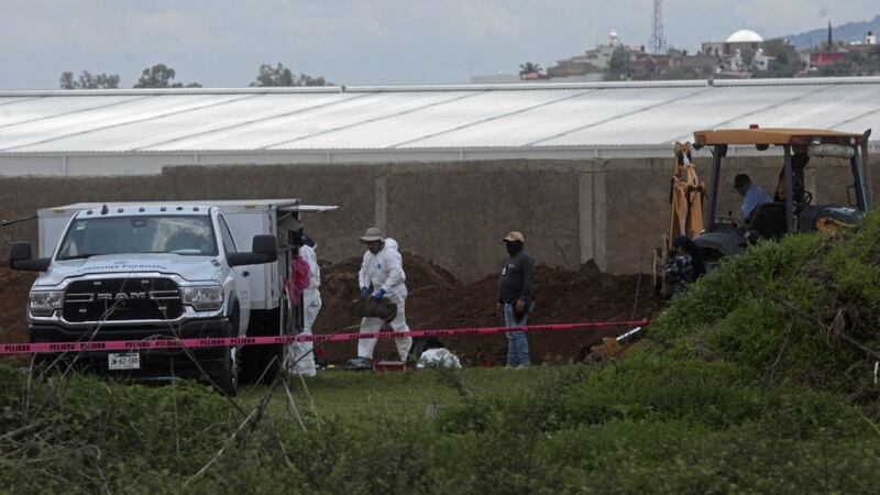Hallan al menos 223 bolsas con restos humanos en fosa clandestina de Las Agujas, en Jalisco