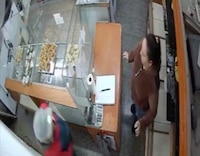 Hombre se hace pasar por limosnero para asaltar a trabajadora de una panadería