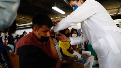 El gobierno de México aún aplica segundas dosis a jóvenes y primeras dosis a adolescentes mayores de 12 años