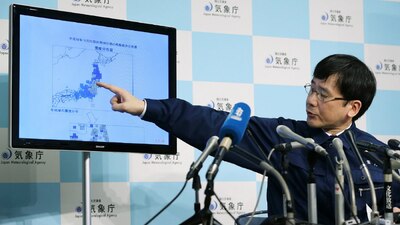 Un oficial de la Agencia Metereológica de Japón señala Fukushima, el epicentro del sismo