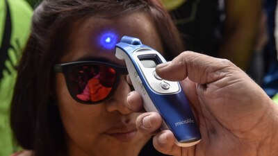 Toma de temperatura en el Vive atino como medida de prevensión