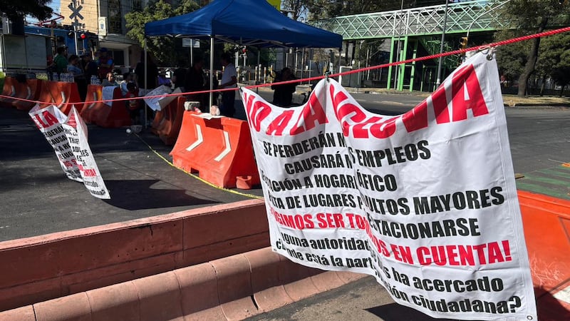 Vecinos de Coapa suman más de 7 horas bloqueando Tlalpan: piden corregir la ciclovía