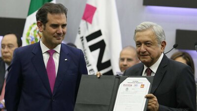 Lorenzo Córdova titular del INE y Andrés Manuel López Obrador en su registro como presidenciable