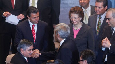 Enrique Peña Nieto y Andrés Manuel López Obrador se saludaron durante un acto del desaparecido IFE en 2012