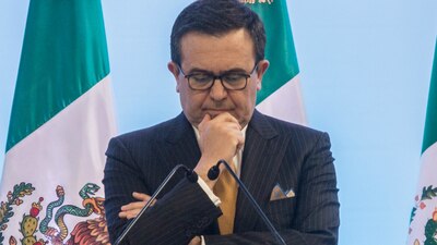 El titular de Economía gana más de 100 mil pesos mensuales... y ni así le alcanza, dice