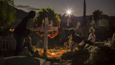 Una familia visita a sus difuntos en el panteón número 12, en la colonia Valle Redondo en Tijuana