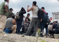 Localizan a 229 migrantes en el interior de un camión denunciado por robo