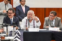 “Están zurrándose de miedo”: Senador muestra a la oposición estampa religiosa de AMLO y Sheinbaum