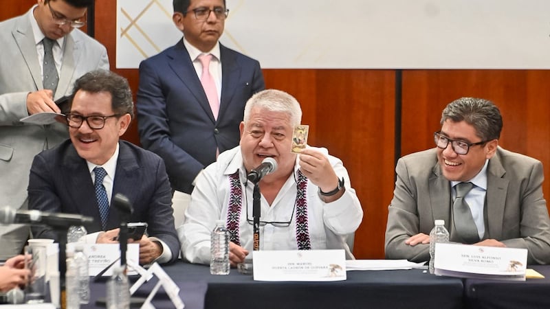 “Están zurrándose de miedo”: Senador muestra a la oposición estampa religiosa de AMLO y Sheinbaum