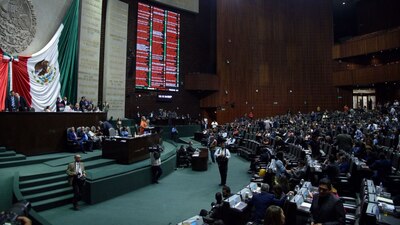 La votación concluyó con 421 votos a favor, cero en contra y 25 abstenciones