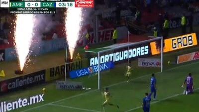 Entre 4 anulados y uno marcado, festejó con pirotecnia 5 goles en total