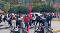 VIDEO: Hombre le arrebata el arma de fuego a un policía y causa pánico en Tequila, Jalisco