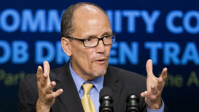 Él es Tom Perez, nuevo líder del principal partido opositor a los republicanos y Trump