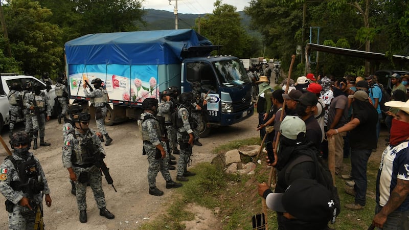 ¿Población se sale de control? Esto pasó en Quechultenango entre militares y civiles