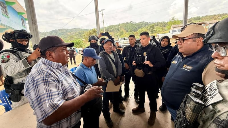 Agentes de seguridad llegan a comunidades afectadas de Chilapa tras 6 días de ataques con drones