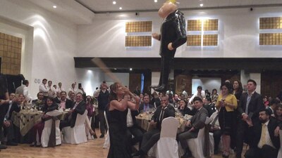 Los senadores perredistas disfrutaron romper una piñata con la figura de Donald Trump