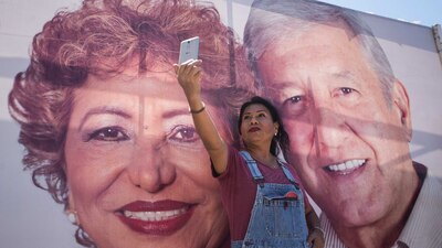 Mujeres, ambiente, economía, algunas propuestas del candidato de Morena reseñadas en la "AMLOpedia".