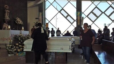 Durante el velorio del padre y sus tres hijas, los presentes exigieron que se atraparan a los responsables