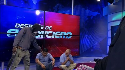 Se vio al grupo de atacantes apuntar a los empleados y mantener a algunos en el piso