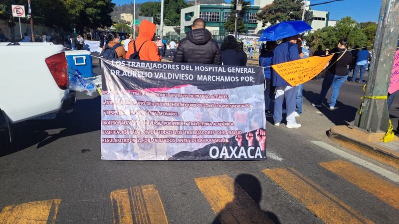 Trabajadores del IMSS-Bienestar protestan por adeudos en Oaxaca